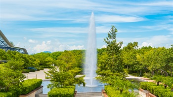 With over 70% greenery coverage area, the landscape area provides more than 9,800m<sup>2</sup> of outdoor space in T · PARK, comprising of 5 major elements – a fountain garden, a leisure garden, a Zen garden, a wetland garden and an outdoor footbath.